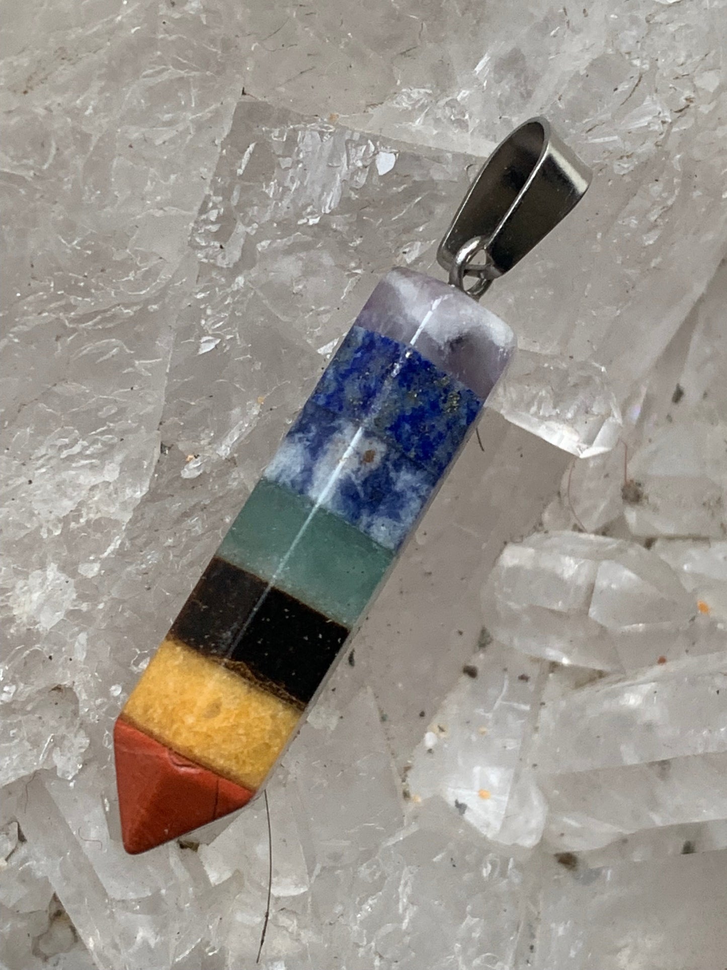 7 chakras, pendentif de 44mm x10 x10 d'épaisseur. Fait sur métal (laiton), finition argenté. Vendu avec cordon réglable de couleur noire !