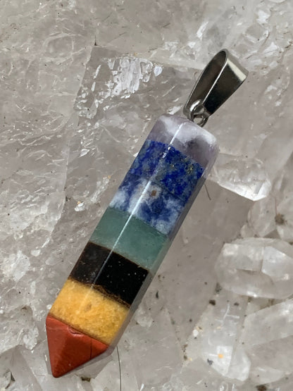 7 chakras, pendentif de 44mm x10 x10 d'épaisseur. Fait sur métal (laiton), finition argenté. Vendu avec cordon réglable de couleur noire !