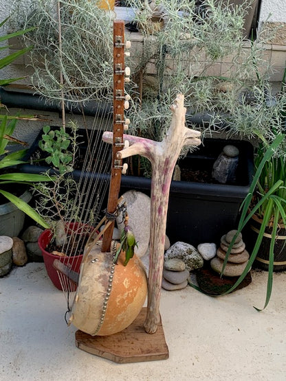 Support en bois flotté pour guitare, basse, instrument avec manche - 94 x 32 x 23 cm- Création Zen Curiosity