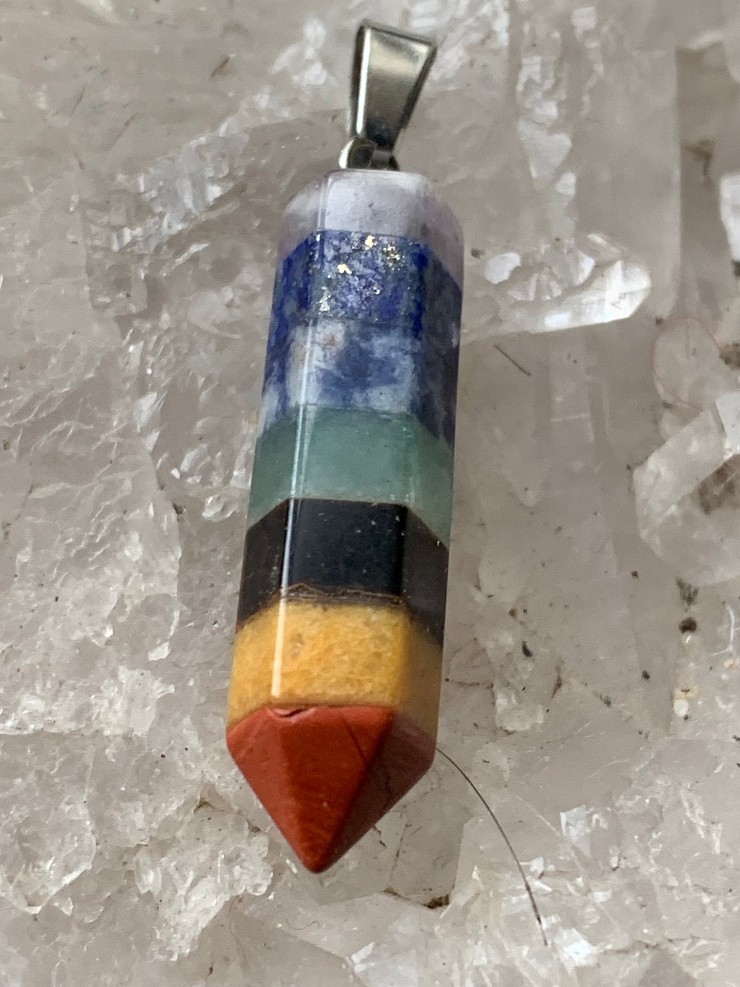 7 chakras, pendentif de 44mm x10 x10 d'épaisseur. Fait sur métal (laiton), finition argenté. Vendu avec cordon réglable de couleur noire !