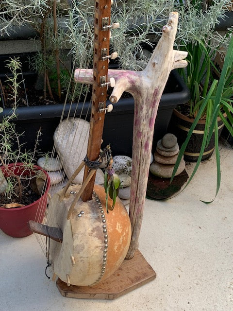 Support en bois flotté pour guitare, basse, instrument avec manche - 94 x 32 x 23 cm- Création Zen Curiosity