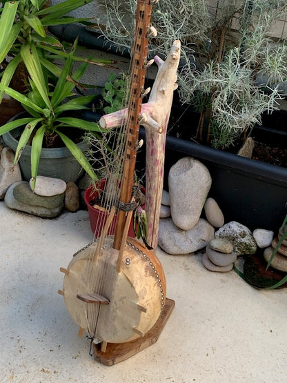 Support en bois flotté pour guitare, basse, instrument avec manche - 94 x 32 x 23 cm- Création Zen Curiosity