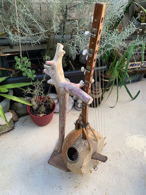 Support en bois flotté pour guitare, basse, instrument avec manche - 94 x 32 x 23 cm- Création Zen Curiosity
