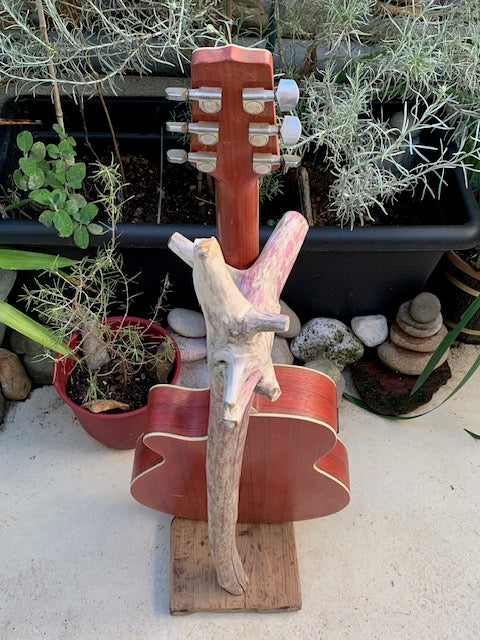 Support en bois flotté pour guitare, basse, instrument avec manche - 94 x 32 x 23 cm- Création Zen Curiosity