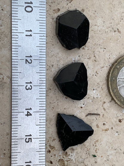 Tourmaline noire, tranches naturelles/ cabochons à 3 faces, 3 pièces au choix, de 14 x 14 x 5 mm - 1,2 à 1,7 gramme par pièce !