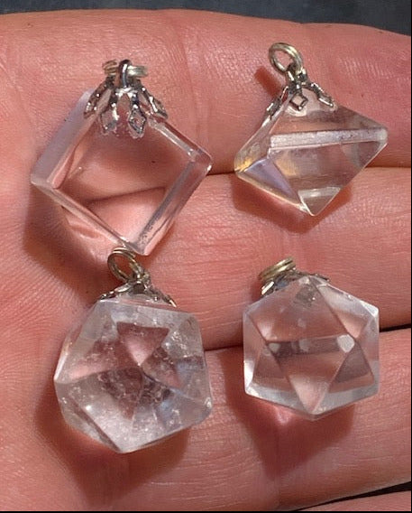 Pendentifs Solides de Platon en cristal de roche à l'unité, de 15 x 15 mm environ - Qualité AA à AAA