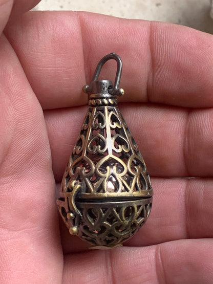 Pendentif/ Cage à pierre, peut servir de Bolas (pendentif de grossesse) ou pour perle de lave pour huile essentielle ! 4,8 centimètres de hauteur x 2 cm de diamètre. Fait en laiton ! Vendu avec une perle de lave de 18 mm !