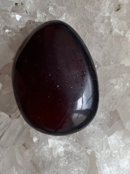 Ambre bleu, galet poli couleur 'cerise/ ambre cognac', 48 X 35 X 22 mm - 20,4 grammes. Très belle qualité 'Gemme', en transparence vous verrez des reflets rouges ambrés incroyables !