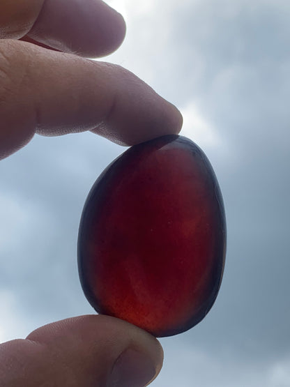 Ambre bleu, galet poli couleur 'cerise/ ambre cognac', 48 X 35 X 22 mm - 20,4 grammes. Très belle qualité 'Gemme', en transparence vous verrez des reflets rouges ambrés incroyables !