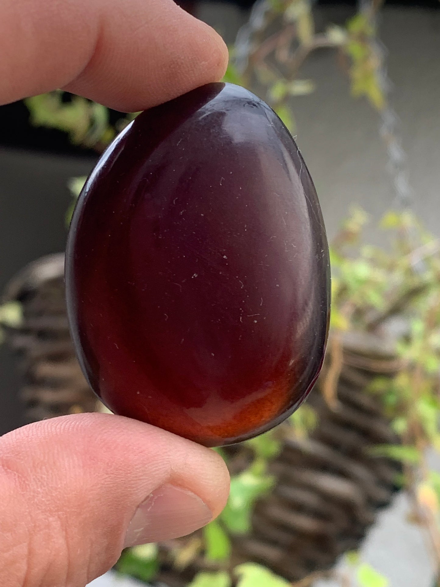 Ambre bleu, galet poli couleur 'cerise/ ambre cognac', 48 X 35 X 22 mm - 20,4 grammes. Très belle qualité 'Gemme', en transparence vous verrez des reflets rouges ambrés incroyables !