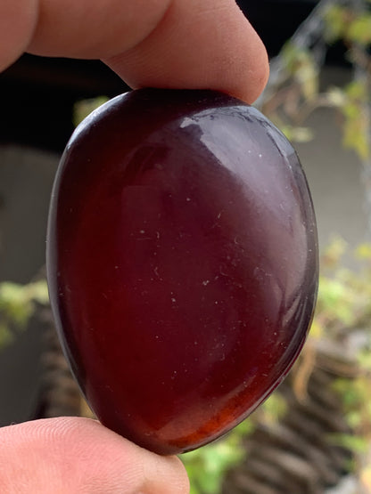 Ambre bleu, galet poli couleur 'cerise/ ambre cognac', 48 X 35 X 22 mm - 20,4 grammes. Très belle qualité 'Gemme', en transparence vous verrez des reflets rouges ambrés incroyables !