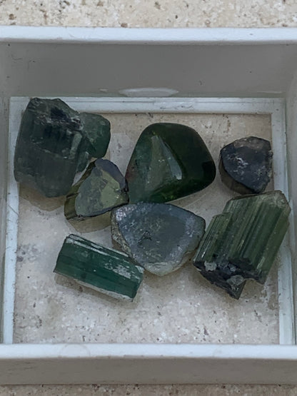 Tourmaline (Verdélite, Indicolite, Melon d'eau), lot de 7 pièces de 5 à 10 mm - 4,7 grammes.