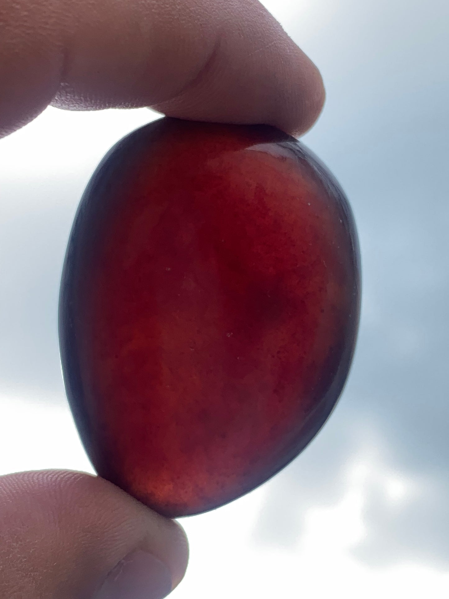 Ambre bleu, galet poli couleur 'cerise/ ambre cognac', 48 X 35 X 22 mm - 20,4 grammes. Très belle qualité 'Gemme', en transparence vous verrez des reflets rouges ambrés incroyables !