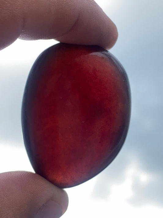 Ambre bleu, galet poli couleur 'cerise/ ambre cognac', 48 X 35 X 22 mm - 20,4 grammes. Très belle qualité 'Gemme', en transparence vous verrez des reflets rouges ambrés incroyables !