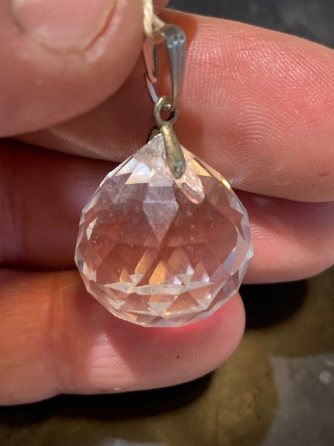 Pendentif Vogel en cristal de roche (quartz) - 48 facettes - Ø 21 mm de diamètre