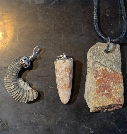 Collection 'Géologique', pendentifs à l'unité monté par Zen Curiosity - Ammonite pyrite, Pointe de Calcite, Ardoise