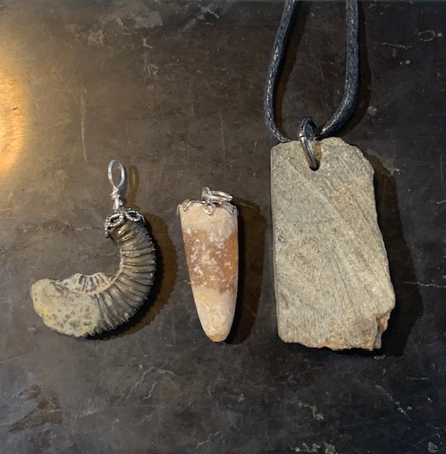 Collection 'Géologique', pendentifs à l'unité monté par Zen Curiosity - Ammonite pyrite, Pointe de Calcite, Ardoise