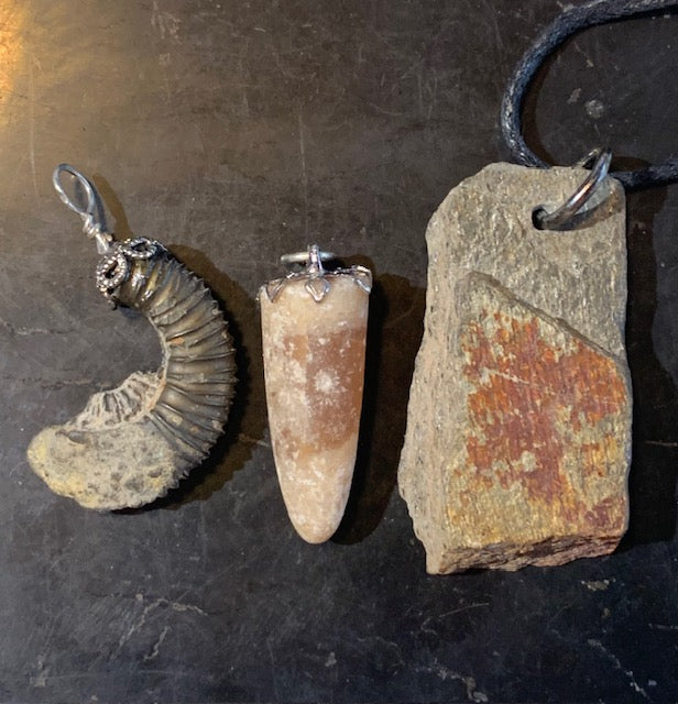 Collection 'Géologique', pendentifs à l'unité monté par Zen Curiosity - Ammonite pyrite, Pointe de Calcite, Ardoise