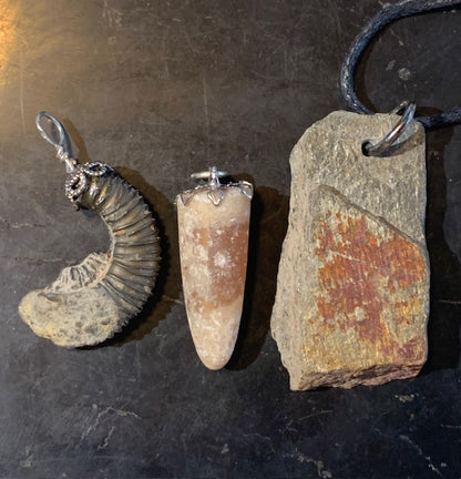 Collection 'Géologique', pendentifs à l'unité monté par Zen Curiosity - Ammonite pyrite, Pointe de Calcite, Ardoise