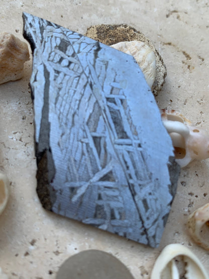Météorite 'Muonionalusta', spéciment de 60x31x3mm - 20 grammes. De type IVA, qui s'est écrasée dans le nord de la Scandinavie !