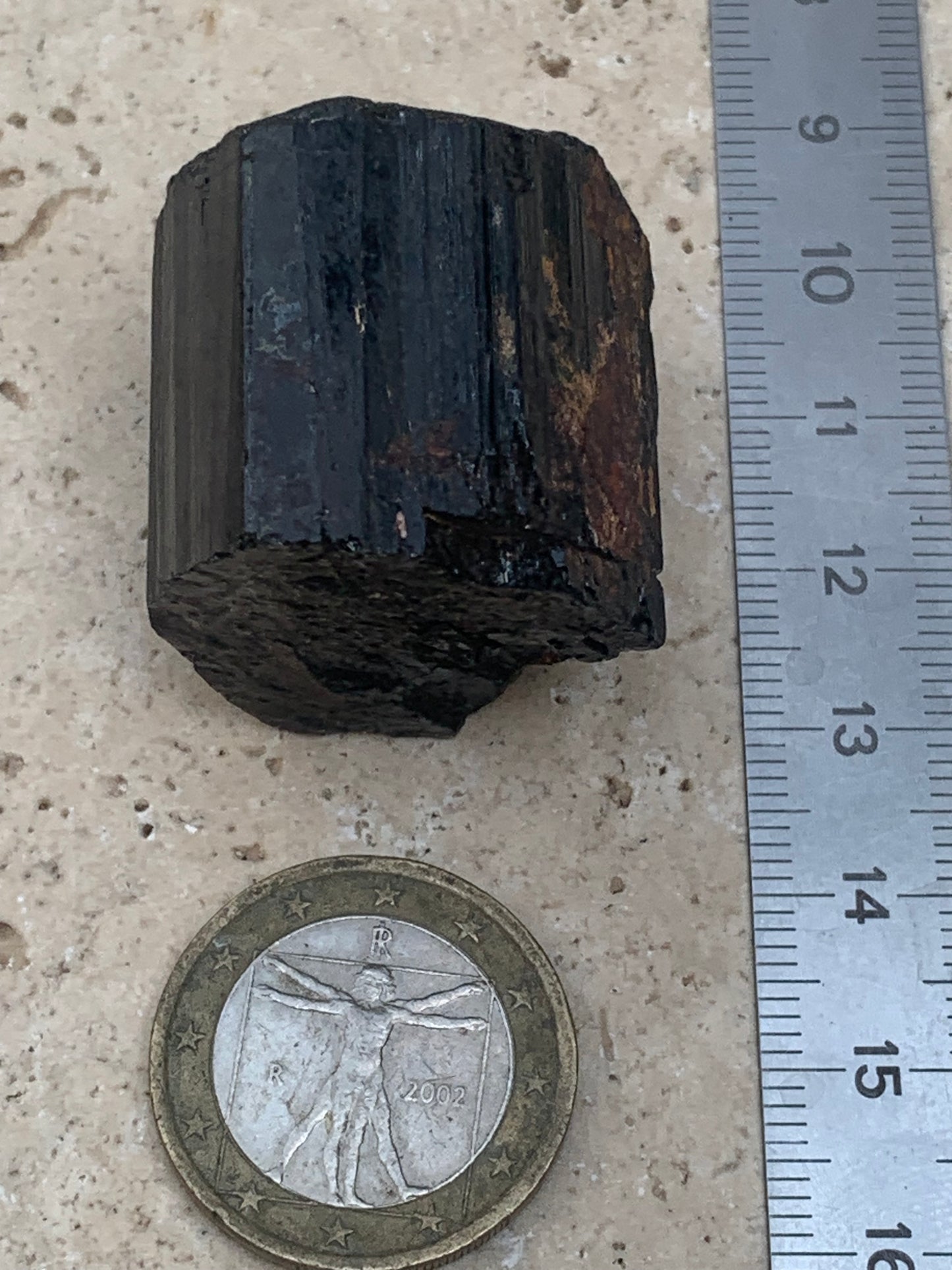 Tourmaline noire, spécimen naturel de 32 x 30 x 27 mm - 50,6 grammes. Un très beau bloc de tourmaline !