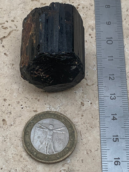 Tourmaline noire, spécimen naturel de 32 x 30 x 27 mm - 50,6 grammes. Un très beau bloc de tourmaline !