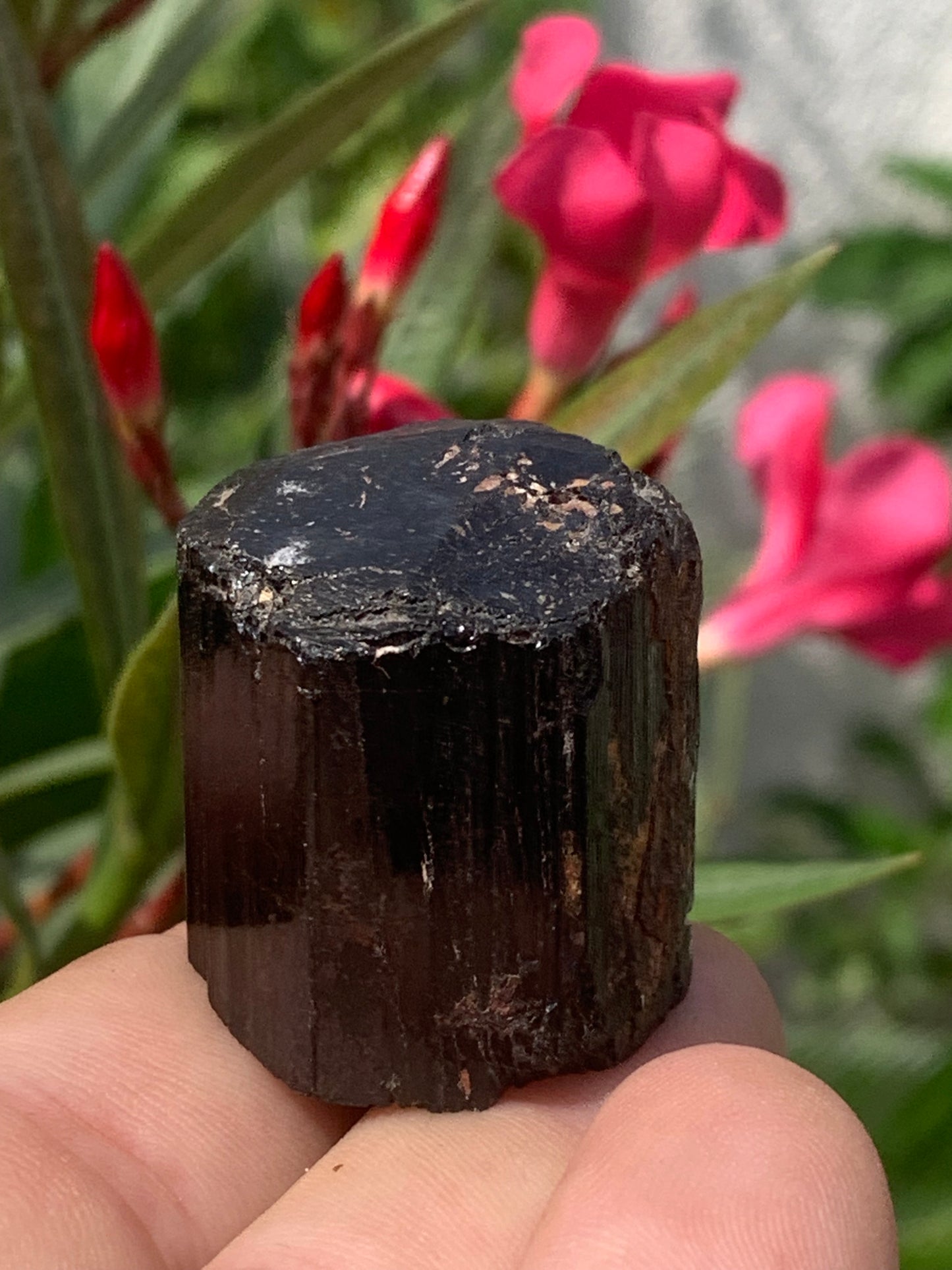 Tourmaline noire, spécimen naturel de 32 x 30 x 27 mm - 50,6 grammes. Un très beau bloc de tourmaline !