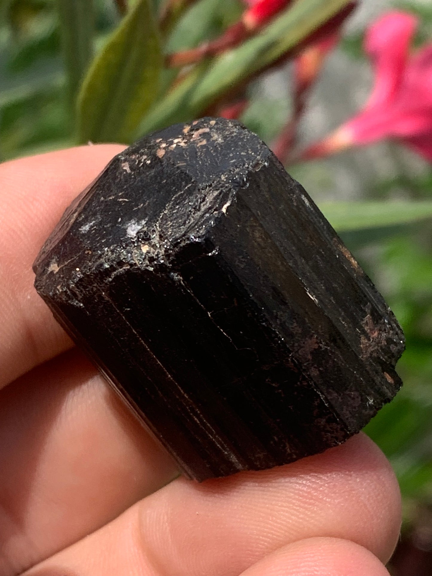 Tourmaline noire, spécimen naturel de 32 x 30 x 27 mm - 50,6 grammes. Un très beau bloc de tourmaline !