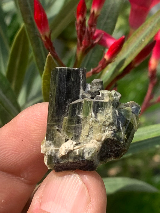 Tourmaline verte/ Verdélite, macle de cristaux naturels de 30 x 30 x 20 mm - 15,9 grammes. Magnifique petite pièce !
