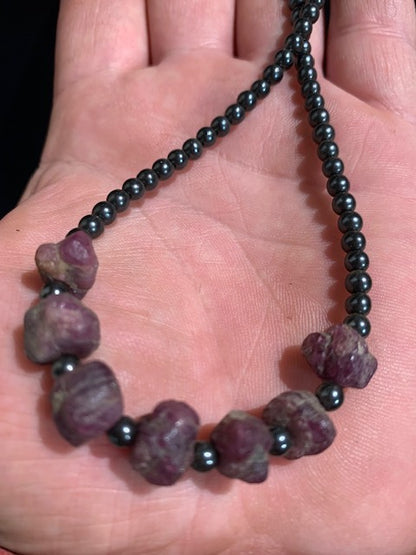 Collier créé par Zen Curiosity – Perles rondes de 4 mm en hématite avec corindons de rubis- Longueur 44 cm - 3 finitions au choix