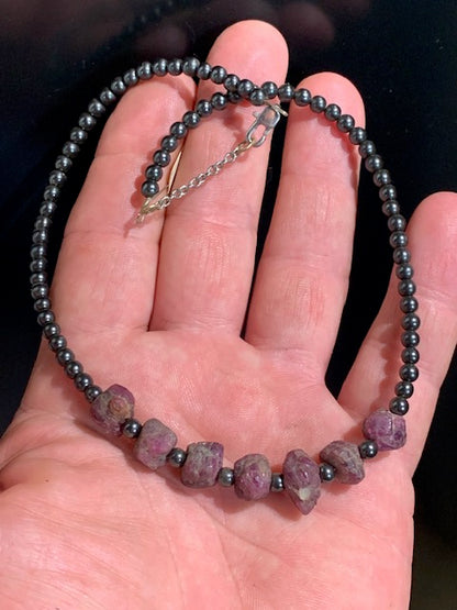 Collier créé par Zen Curiosity – Perles rondes de 4 mm en hématite avec corindons de rubis- Longueur 44 cm - 3 finitions au choix