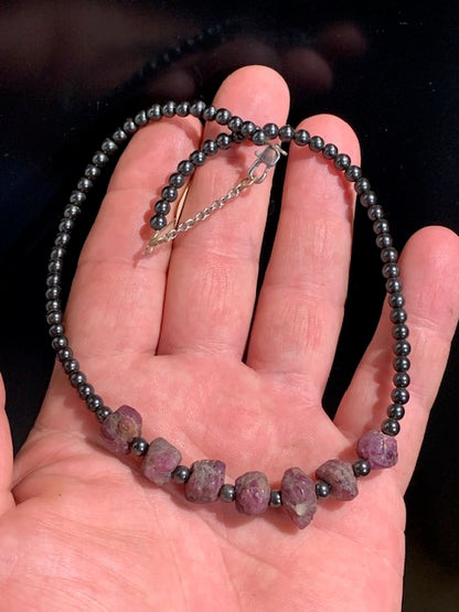 Collier créé par Zen Curiosity – Perles rondes de 4 mm en hématite avec corindons de rubis- Longueur 44 cm - 3 finitions au choix