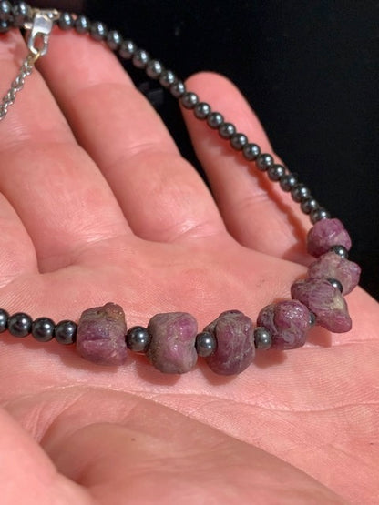 Collier créé par Zen Curiosity – Perles rondes de 4 mm en hématite avec corindons de rubis- Longueur 44 cm - 3 finitions au choix