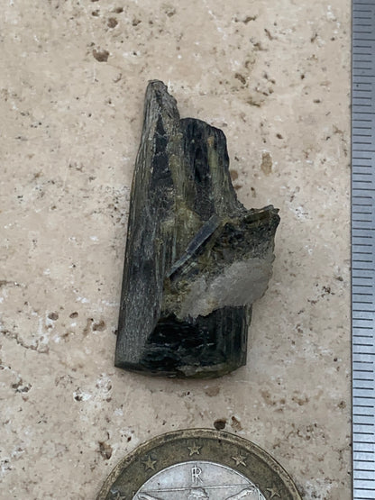 Tourmaline verte/ Verdélite, cristal naturel de 37 x 17 x 15 mm - 9,6 grammes. Magnifique petite pièce !