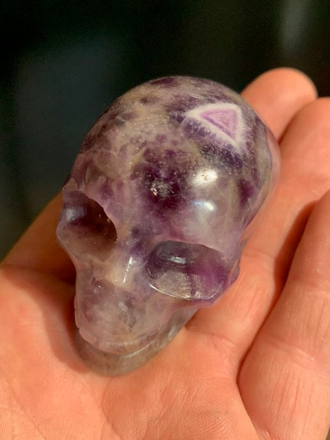 Crâne en Améthyste de 68 x 42 x 42 mm - 152 gr.