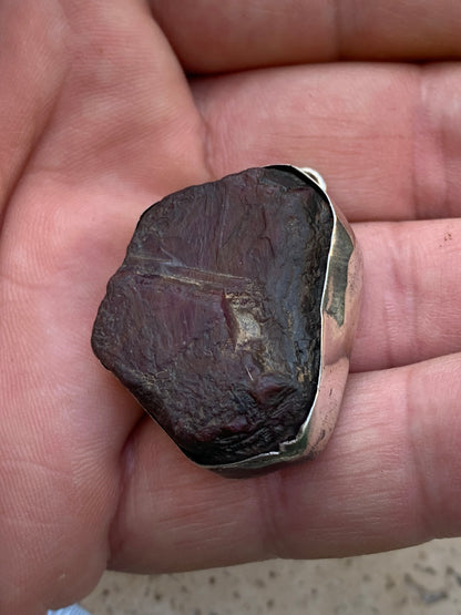 Rubis de tanzanie ! Corindon naturel serti sur Argent par G & Z, de 35 mm de ht x25 x11. Vendu avec un cordon réglable de couleur noire !