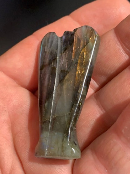 Ange en Labradorite - ± 55 x 30 x 10 mm - ± 25 gr.