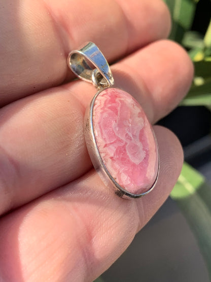 Rhodochrosite ! Pièce unique en Argent de 38 mm x 17 x 5. Vendu avec un cordon réglable de couleur noire !