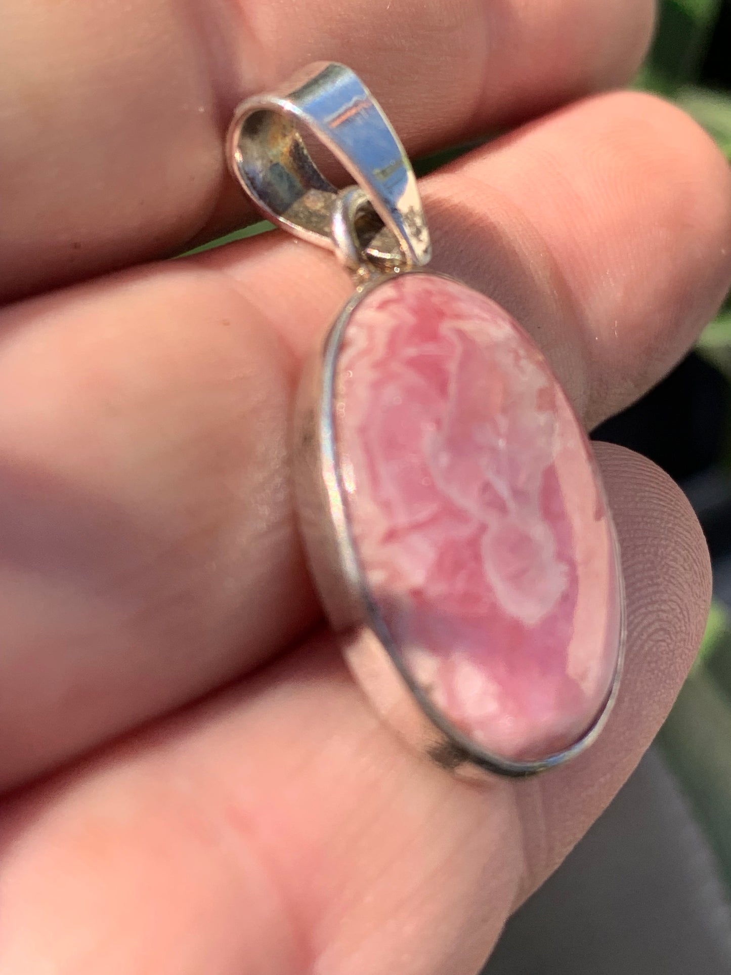 Rhodochrosite ! Pièce unique en Argent de 38 mm x 17 x 5. Vendu avec un cordon réglable de couleur noire !