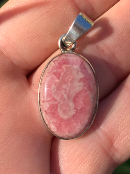 Rhodochrosite ! Pièce unique en Argent de 38 mm x 17 x 5. Vendu avec un cordon réglable de couleur noire !