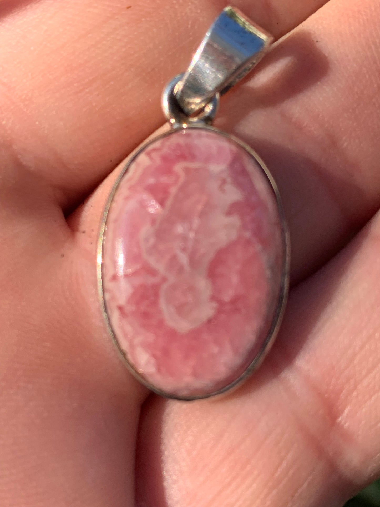 Rhodochrosite ! Pièce unique en Argent de 38 mm x 17 x 5. Vendu avec un cordon réglable de couleur noire !