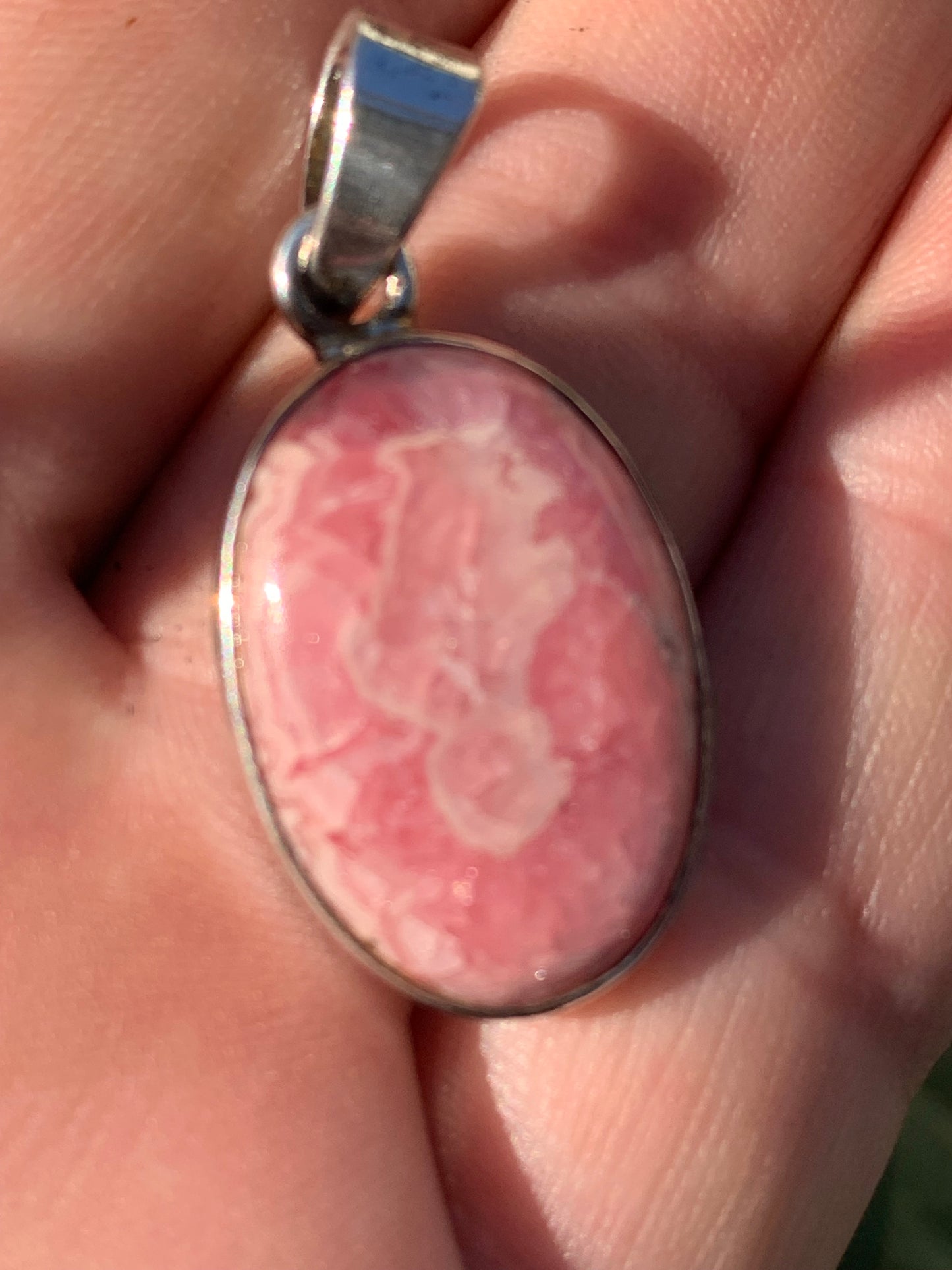 Rhodochrosite ! Pièce unique en Argent de 38 mm x 17 x 5. Vendu avec un cordon réglable de couleur noire !