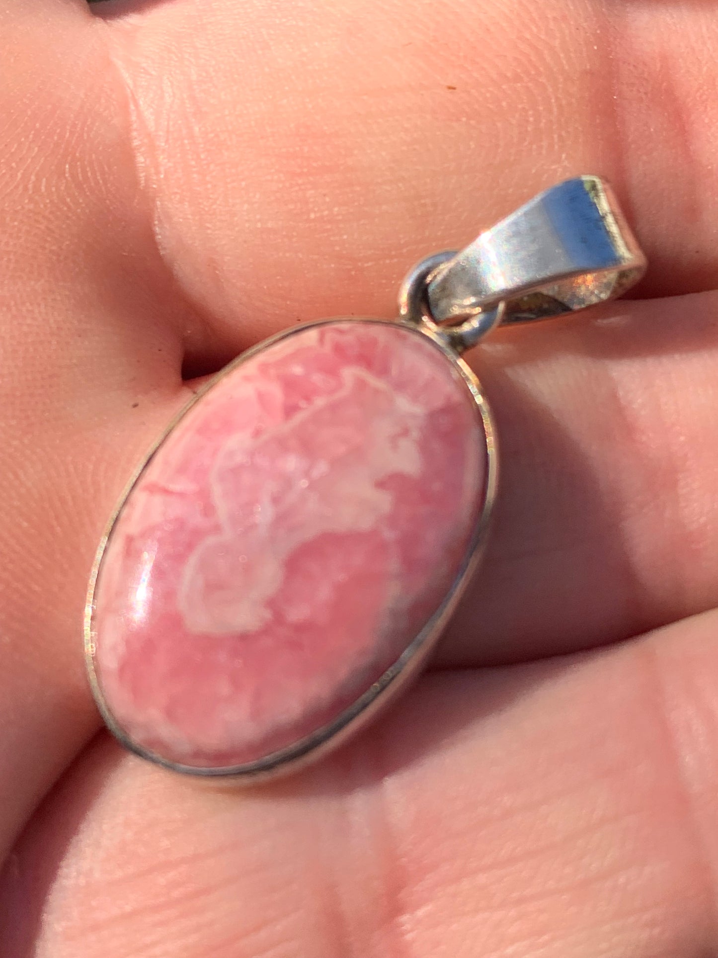 Rhodochrosite ! Pièce unique en Argent de 38 mm x 17 x 5. Vendu avec un cordon réglable de couleur noire !