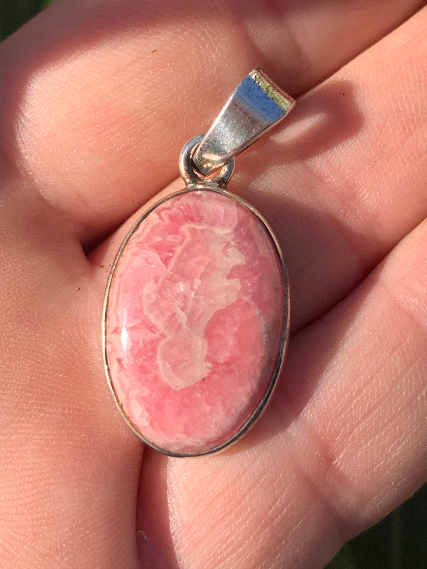 Rhodochrosite ! Pièce unique en Argent de 38 mm x 17 x 5. Vendu avec un cordon réglable de couleur noire !