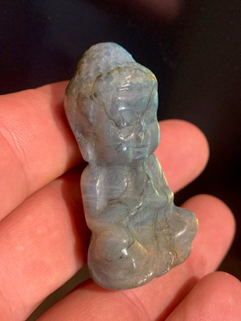 Bébé Bouddha en Labradorite, 51 mm x 26 x 21 - 35,8 gr.