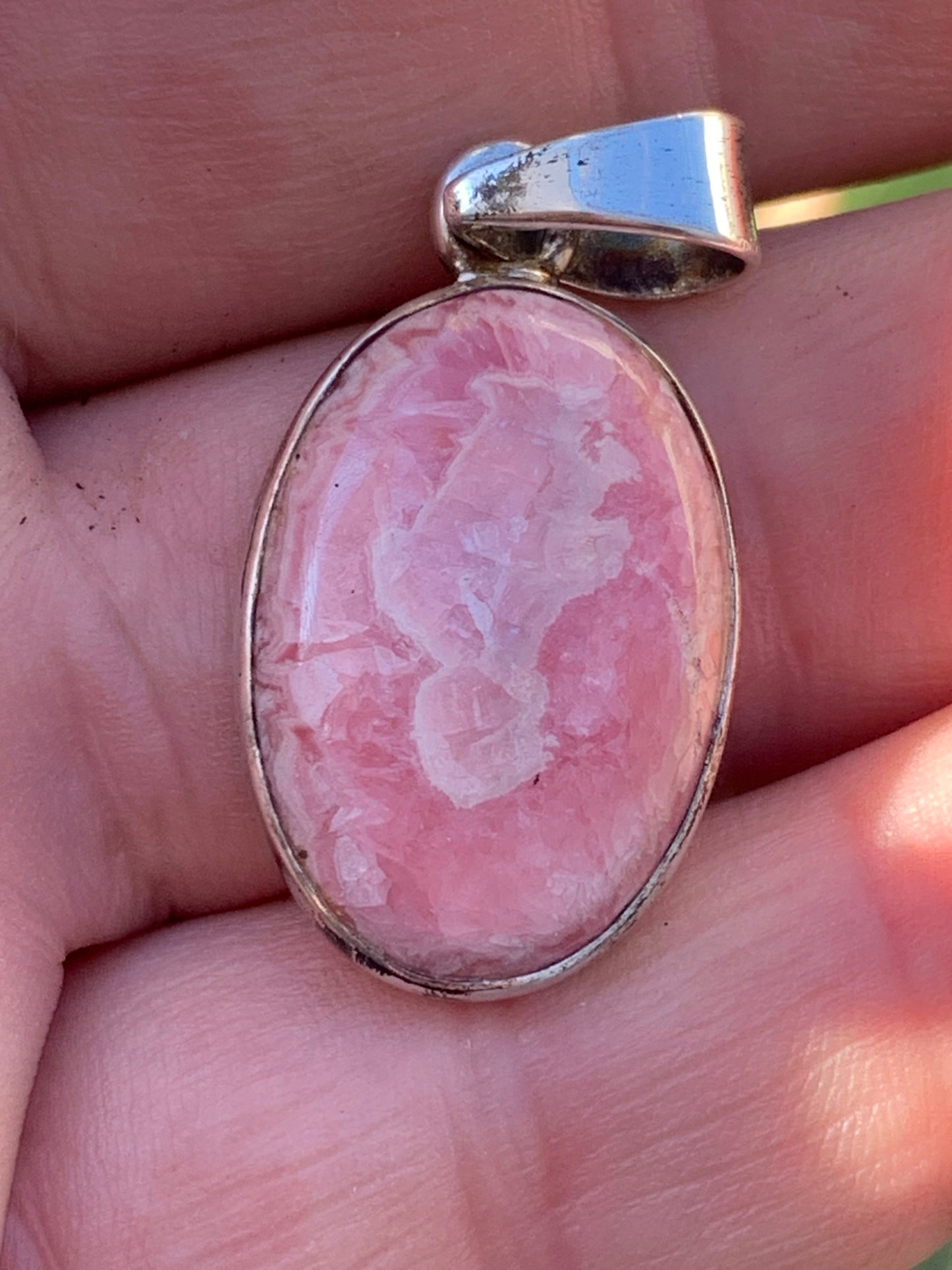 Rhodochrosite ! Pièce unique en Argent de 38 mm x 17 x 5. Vendu avec un cordon réglable de couleur noire !