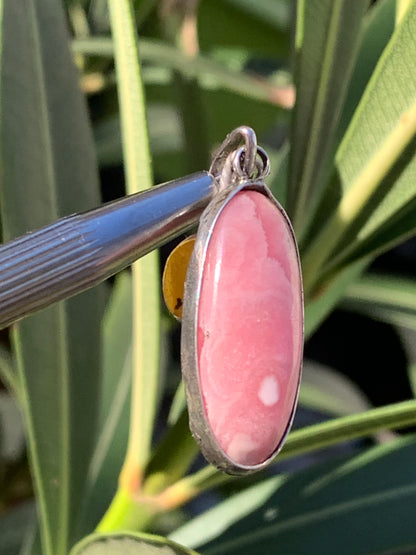Rhodochrosite ! Pièce unique en Argent de 35 mm x 12 x 5. Vendu avec un cordon réglable de couleur noire !