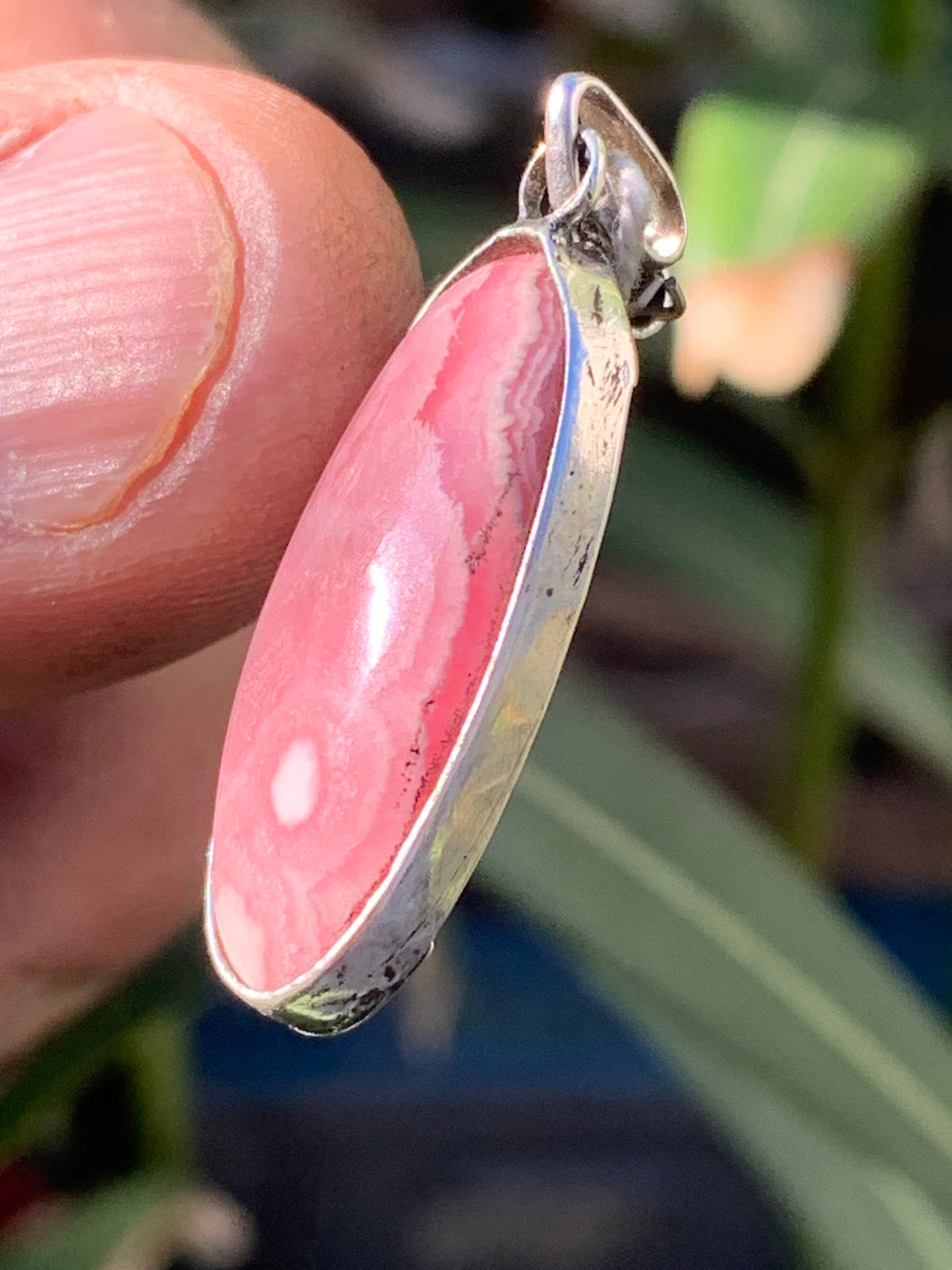 Rhodochrosite ! Pièce unique en Argent de 35 mm x 12 x 5. Vendu avec un cordon réglable de couleur noire !