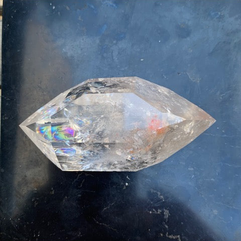 Cristal de roche, pointe bi-déterminée naturelle de 70 x 35 x 27 mm - 79,5 gr.