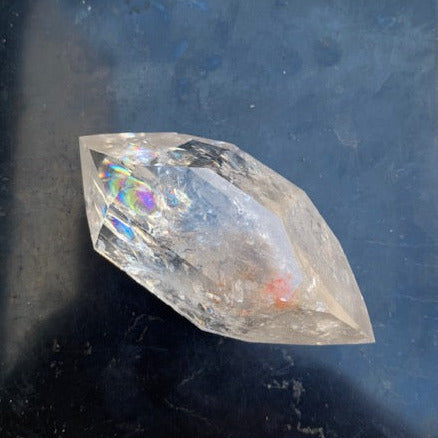 Cristal de roche, pointe bi-déterminée naturelle de 70 x 35 x 27 mm - 79,5 gr.